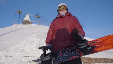 高级女人持有滑雪板底视图快乐高级女人头盔眼镜穿滑雪西装站前面滑雪电梯滑雪板